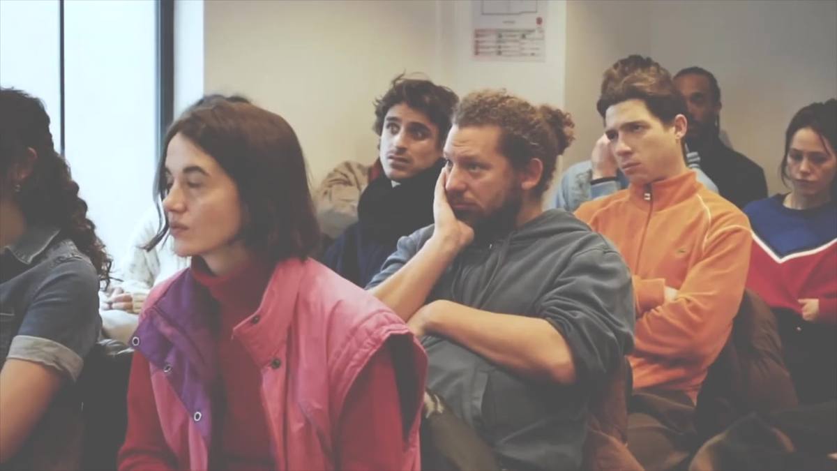 Stagiaires attentifs pendant un stage caméra