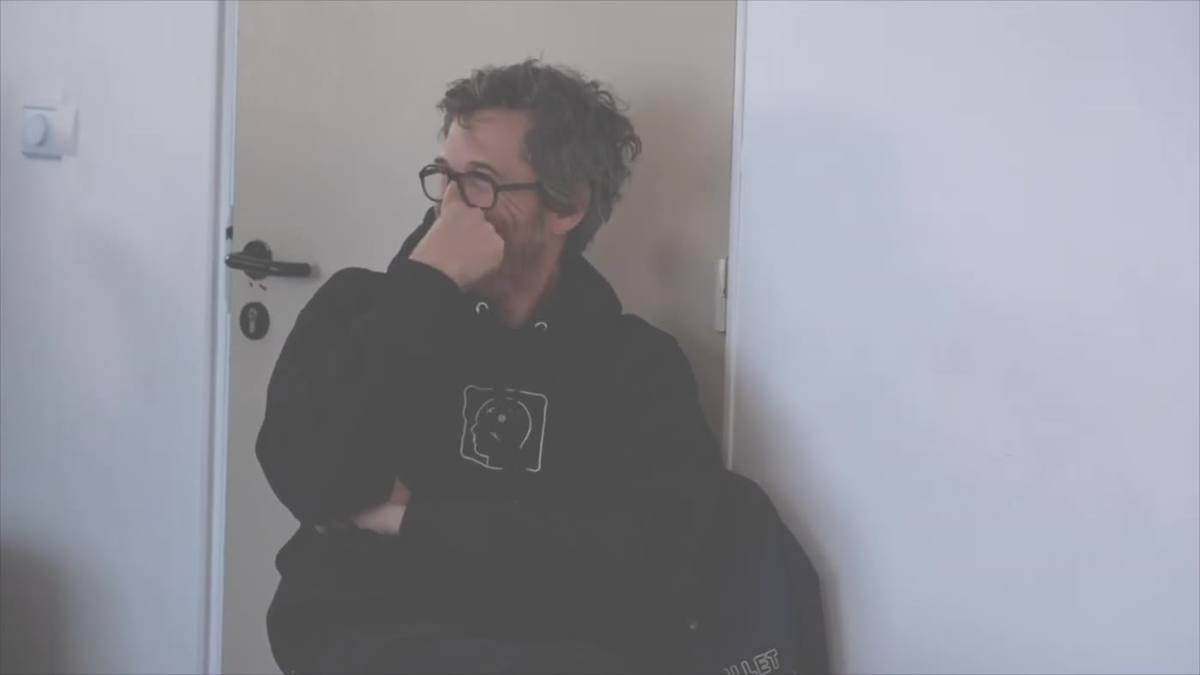 Un intervenant observe une séance de travail